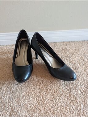 comfort plus by Predictions Classic Black Mid-Heel Pumps